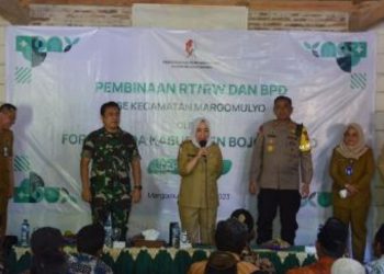Bupati Bojonegoro Anna Mu'awanah dan jajaran Forkopi dalam acara pembinaan RT/RW dan BPD se-Kecamatan Margomulyo.