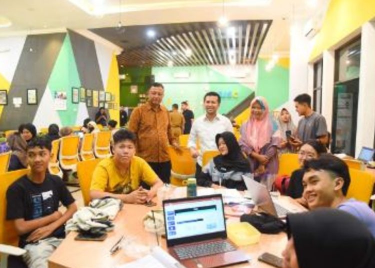 Wakil Gubernur Jawa Timur Emil Elestianto Dardak saat di East Java Super Corridor (EJSC) di Badan Koordinator Wilayah (Bakorwil) Madiun.