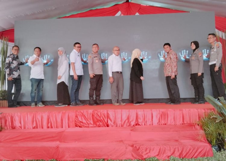 Peresmian pekerjaan rehabilitasi pipa PDAM Surabaya sepanjang 150 kilometer di rumah pompa Krembangan.