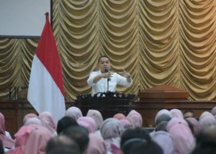 Wali Kota Surabaya Eri Cahyadi memberikan pengarahan kepada pejabat struktural di lingkungan Pemkot Surabaya di Graha Sawunggaling.
