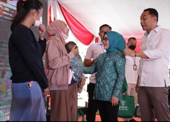 Wali Kota Surabaya Eri Cahyadi bersama Ketua Tim Penggerak (TP) PKK Surabaya Rini Indriyani dalam Bhakti Sosial pelayanan KB Kota Surabaya, di Puskesmas Balongsari, Kecamatan Tandes.