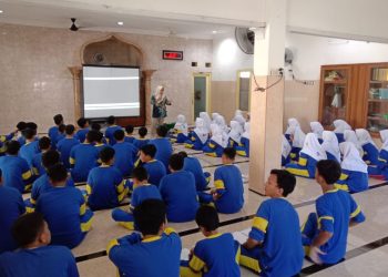 Salah satu kegiatan sosialisasi Dinamika Remaja (Sosdir). Kegiatan ini menyasar pada lembaga pendidikan SD-SMP sederajat hingga Pondok Pesantren se-Surabaya.