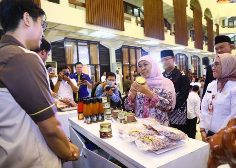 Gubernur Jatim Khofifah Indar Parawansa di sela gelaran Forum Percepatan Industri Halal Jawa Timur di Islamic Centre Surabaya.