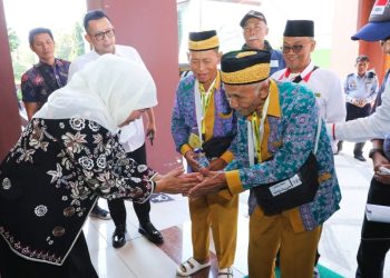 Gubernur Jawa Timur Khofifah Indar Parawansa menemui Harun, calon jamaah haji tertua se-Indonesia asal Pamekasan berusia 119 tahun.
