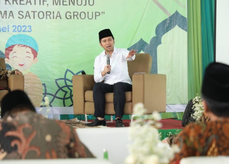 Wakil Gubernur Jawa Timur Emil Elestianto Dardak pada talkshow Halal bi Halal Satoria Group di PT Satoria Aneka Industri, Kabupaten Pasuruan.