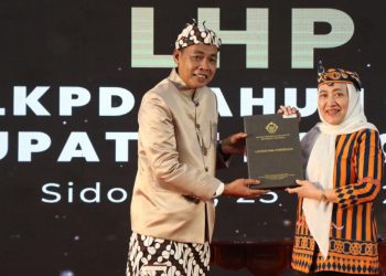 Bupati Bojonegoro Anna Mu"awanah menerima penyerahan Opini Wajar Tanpa Pengecualian (WTP) dari Badan Pemeriksa Keuangan (BPK) Republik Indonesia.