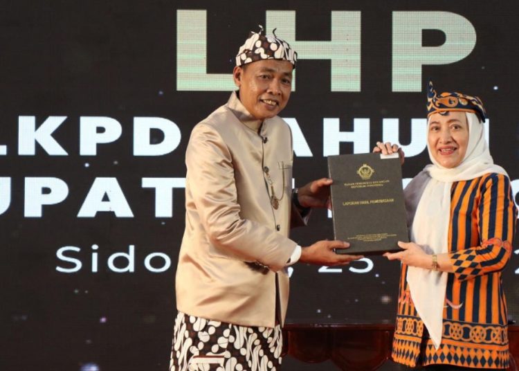 Bupati Bojonegoro Anna Mu"awanah menerima penyerahan Opini Wajar Tanpa Pengecualian (WTP) dari Badan Pemeriksa Keuangan (BPK) Republik Indonesia.