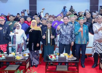 Gubernur Jawa Timur Khofifah Indar Parawansa bersama para kepala daerah di Jatim di sela penyerahan predikat Opini Wajar Tanpa Pengecualian (WTP) Laporan Hasil Pemeriksaan (LHP) BPK terhadap LKPD Tahun 2022.
