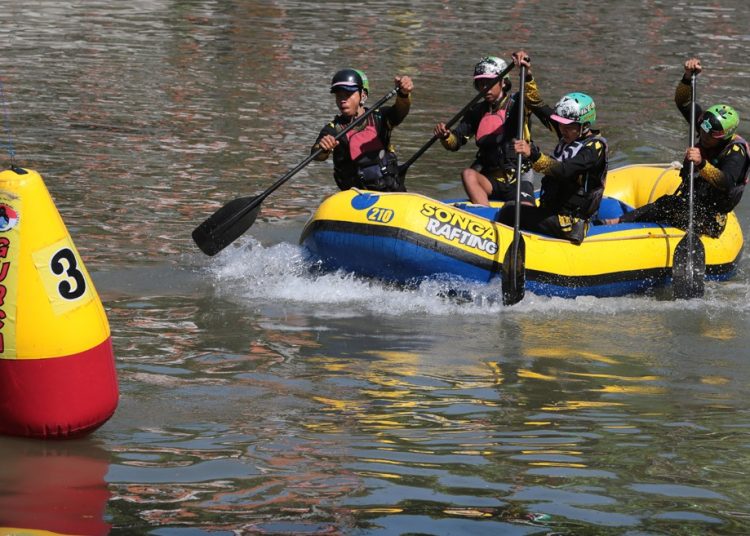 Salah satu tim peserta bertanding dalam dalam Kejuaraan Open Dayung Perahu Karet Piala Wali Kota Surabaya.
