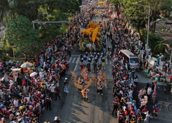 Masyarakat sangat antusias menyaksikan Surabaya Vaganza atau Parade Bunga dan Budaya.