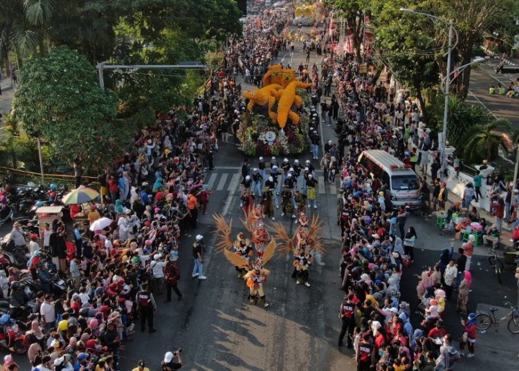 Masyarakat sangat antusias menyaksikan Surabaya Vaganza atau Parade Bunga dan Budaya.
