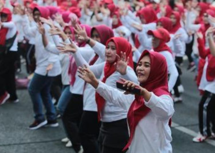 Gebyar Senam Perwosi di Jalan Tunjungan Surabaya.