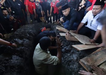 Wali Kota Surabaya Eri Cahyadi ikut mengantarkan dan menguburkan almarhum Whisnu Sakti Buana di TPU Keputih.