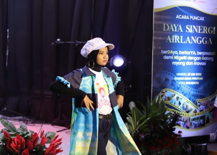 Salah satu peragaan busana yang ditampilkan dalam puncak Daya Sinergi Airlangga 2023.