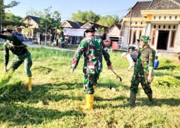 Kegiatan bersih lingkungan yang dilaksankan di Desa Betet Kecamatan Kepohbar, Bojonegoro.