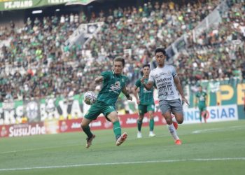Salah satu momen dalam pertandingan Persebaya versus Bali United dalam laga uji coba bertajuk Surabaya 730 Game di Stadion Gelora Bung Tomo.