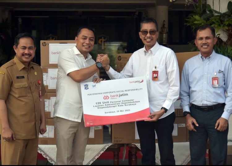 Prosesi penyerahan bantuan alat elektronik penunjang digitalisasi kependudukan dari Bank Jatim dan PT Yekape.
