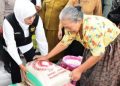 Gubernur Jatim Khofifah Indar Parawansa dalam salah satu kegiatan bersama lansia.