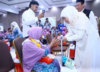 Gubernur Jawa Timur Khofifah Indar Parawansa menyapa para calon jamaah haji untuk menikmati suasana peringatan Hari lanjut usia nasional (HLUN) 2023.