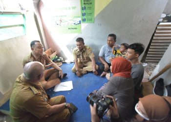 Wali Kota Surabaya Eri Cahyadi berdiskusi dengan warga saat melakukan inspeksi mendadak terkait pelayanan di balai RW.