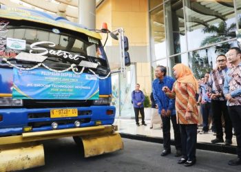 Gubernur Jatim Khofifah Indar Parawansamelepas ekspor di sela acara East Java International Trade Festival yang digelar di Grand City, Surabaya.