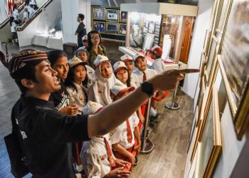 Foto ilustrasi siswa sekolah dasar melakukan kunjungan ke salah satu museum di Surabaya.