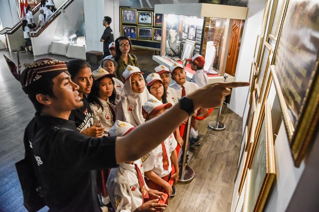 Foto ilustrasi siswa sekolah dasar melakukan kunjungan ke salah satu museum di Surabaya.