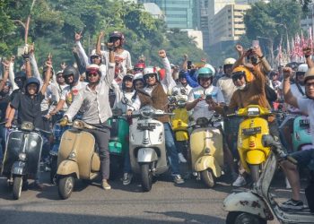 Wali Kota Surabaya Eri Cahyadi bersama Ketua TP PKK Kota Surabaya Rini Indriyani Eri Cahyadi melakukan sunday morning ride (Sunmori) dengan kounitas vespa.