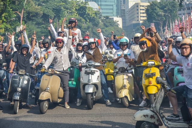 Wali Kota Surabaya Eri Cahyadi bersama Ketua TP PKK Kota Surabaya Rini Indriyani Eri Cahyadi melakukan sunday morning ride (Sunmori) dengan kounitas vespa.