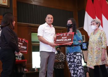 Wali Kota Surabaya Eri Cahyadi menyerahkan bantuan sosial kepada warga umat Kristiani di Gedung Sawunggaling.