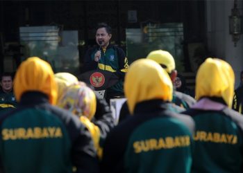Sekretaris Daerah Surabaya Ikhsan melepas altet yang mengikuti ajang Festival Olahraga Masyarakat Indonesia (FORDA) 1 Jawa Timur di Malang.