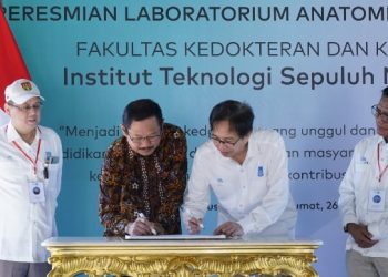 Penandatanganan prasasti peresmian Laboratorium Anatomi oleh Rektor ITS Prof Dr Ir Mochamad Ashari MEng (dua dari kanan) dan Ketua AIPKI Prof Dr dr Budi Santoso SpOG Subsp FER.