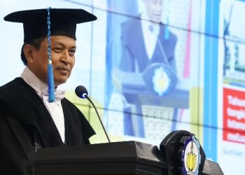 Prof Ir Eddy Setiadi Soedjono DiplSE MSc PhD saat membacakan orasi ilmiah pada prosesi pengukuhannya sebagai Profesor ke-154 ITS.