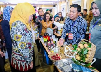 Gubernur Jawa Timur Khofifah Indar Parawansa dalam Misi Dagang dan Investasi dengan Pemprov Lampung yang digelar di Hotel Swiss Bellin Lampung.