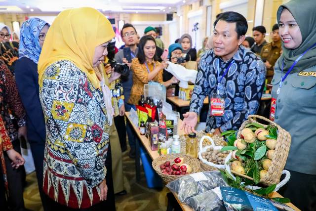 Gubernur Jawa Timur Khofifah Indar Parawansa dalam Misi Dagang dan Investasi dengan Pemprov Lampung yang digelar di Hotel Swiss Bellin Lampung.