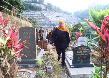 Gubernur Jawa Timur Khofifah Indar Parawansa saat berziarah komplek pemakaman di Chai Wan Muslim Cemetery Hong Kong.