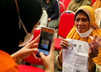 Foto ilustrasi: Pembagian bantuan sosial di Kecamatan Kenjeran  beberapa waktu lalu.