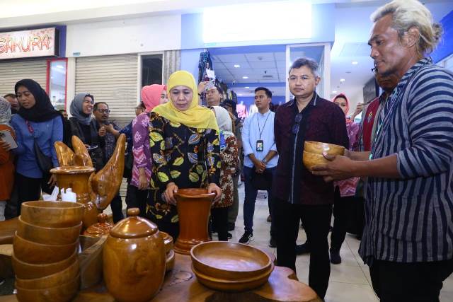 Gubernur Jawa Timur Khofifah Indar Parawansa meninjau salah satu stan di pameran Kampoeng Kreasi di Center Point, lantai ground Royal Plaza, Surabaya.