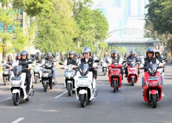 Gubernur Jawa Timur Khofifah Indar Parawansa mengendarai motor listrik menuju Ekowisata Mangrove Gunung Anyar Surabaya.
