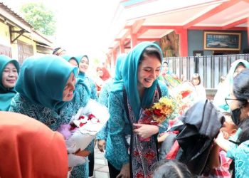 Arumi Bachsin saat mengunjungi Kelurahan Bendo, Kecamatan Kepanjenkidul, Kota Blitar.
