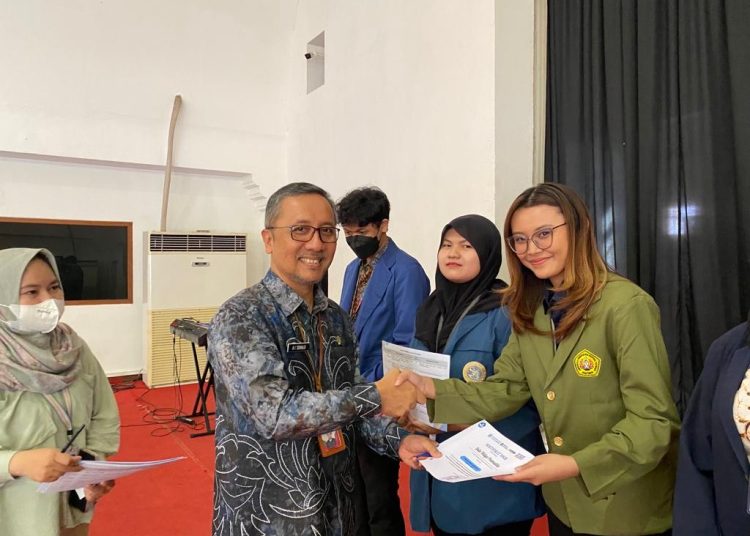 Kepala Disdukcapil Kota Surabaya Agus Imam Sonhaji dalam acara pelepasan dan penutupan magang mahasiswa.