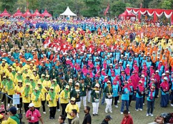 Senam Wisata Nasional (SWN) Persatuan Pensiunan Telkom (P2TEL) 2023 di depan Gedung Rektorat Universitas Negeri Surabaya.
