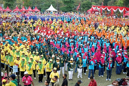Senam Wisata Nasional (SWN) Persatuan Pensiunan Telkom (P2TEL) 2023 di depan Gedung Rektorat Universitas Negeri Surabaya.