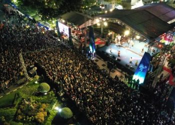 Ribuan penonton menyaksikan Festival Musik Surabaya Hebat yang digelar di pintu selatan halaman Balai Kota Surabaya.