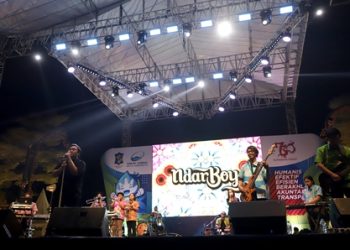Salah satu penampilan band di Festival Musik Surabaya Hebat.