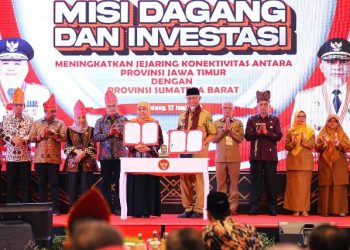 Gubernur Jawa Timur Khofifah Indar Parawansa dan Gubernur Sumatera Barat Mahyeldi Ansharullah menunjukkan MoU dalam misi dagang dan investasi antara Provinsi Jatim dengan Provinsi Sumbar.