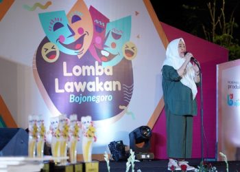 Bupati Bojonegoro Anna Mu’awanah memberikan sambutan dalam lomba lawakan yang diselenggarakan di Taman Bengawan Solo.