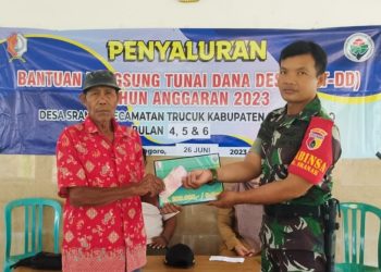 Babinsa Koramil 22/Trucuk Kodim 0813 Bojonegoro, Serma Suparmo Adi Saputro dalam pendampingan penyaluran Bantuan Langsung Tunai Dana Desa tahap II tahun 2023 di Balai Desa Sranak, Kecamatan Trucuk.