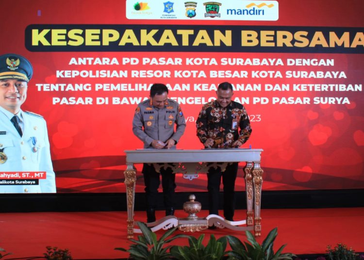 Direktur Utama PD Pasar Surya Agus Priyo dan Kapolrestabes Surabaya Kombes Pol Pasma Royce saat menandatangani kesepakatan bersama tentang pemeliharaan keamanan dan ketertiban pasar di bawah pengelolaan PD Pasar Surya.