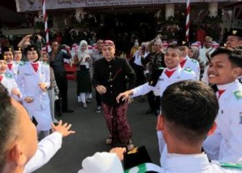Wali Kota Surabaya Eri Cahyadi bersama personel paskibra usai upacara peringatan Hari Lahir Pancasila di halaman Balai Kota.